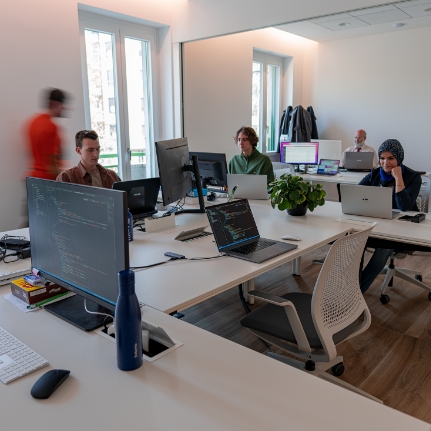 Ufficio moderno con persone che lavorano ai computer.