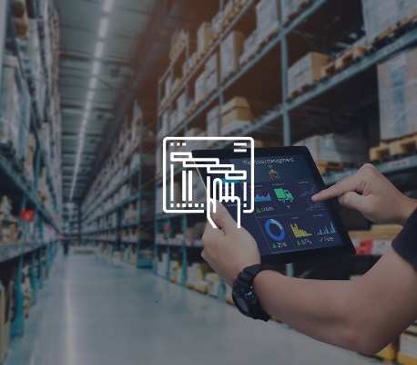 Una persona usa un tablet in un magazzino per gestire operazioni logistiche con grafici sullo schermo.