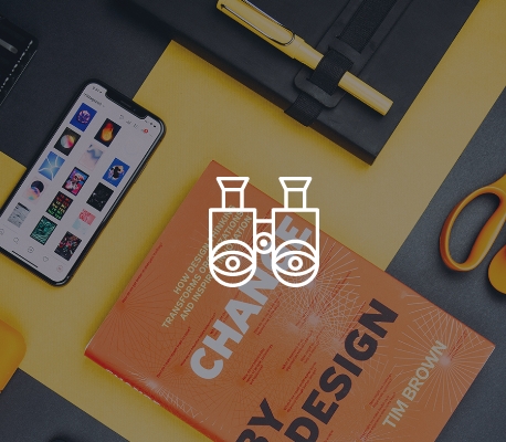 Oggetti da ufficio disposti su sfondo giallo e grigio: libro arancione, telefono, taccuino, penna, forbici e icona di provette.