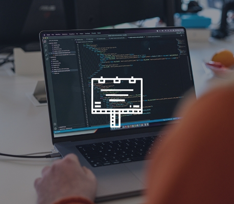 Persona che scrive codice su un laptop in un ufficio.