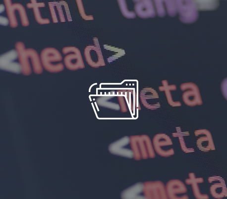 Codice HTML con un'icona di cartella sovrapposta.