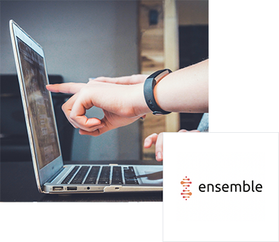 Due mani interagiscono con un laptop e logo 'ensemble' in basso a destra.